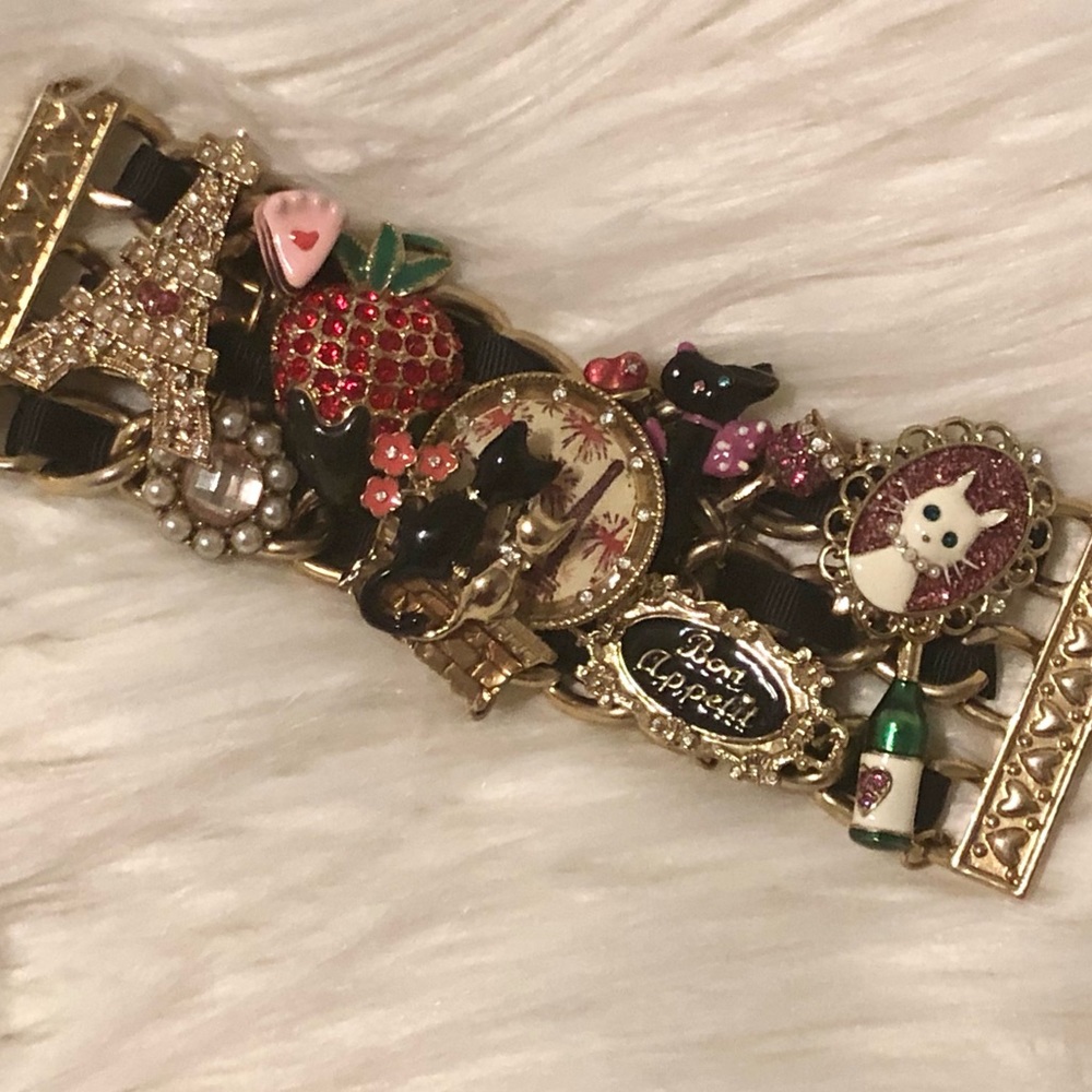 BETSEY JOHNSON PARIS TOGGLE BRACELET